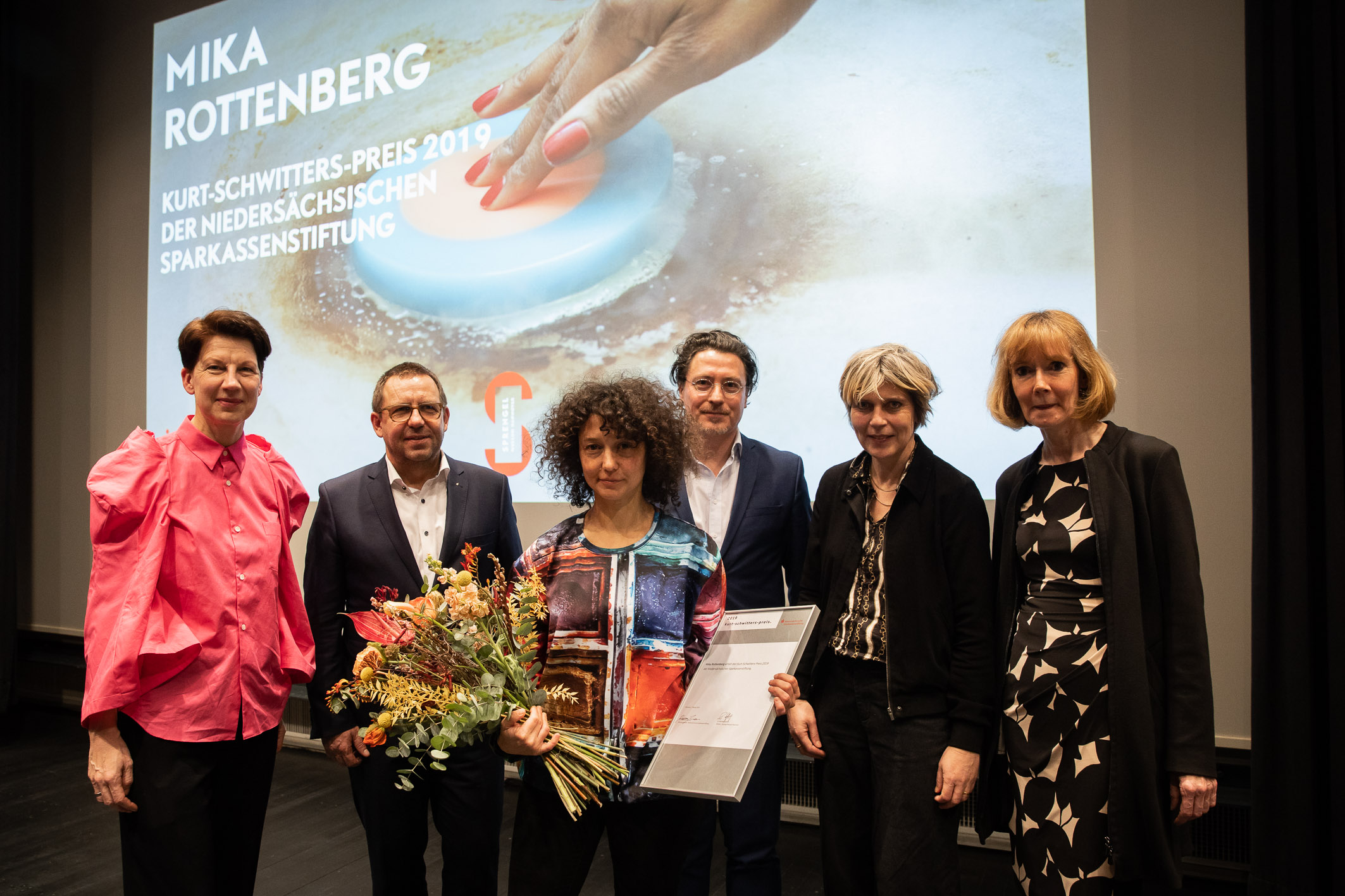 Preisverleihung KURT-SCHWITTERS-PREIS 2019
DER NIEDERSÄCHSISCHEN SPARKASSENSTIFTUNG an Mika Rottenberg, 07.02.2020, Sprengel Museum Hannover, Carina Plath, Reinhard Spieler, Mika Rottenberg, Johannes Janssen, Britta Peters, Ulrike Schneider, Foto: Helge Krückeberg