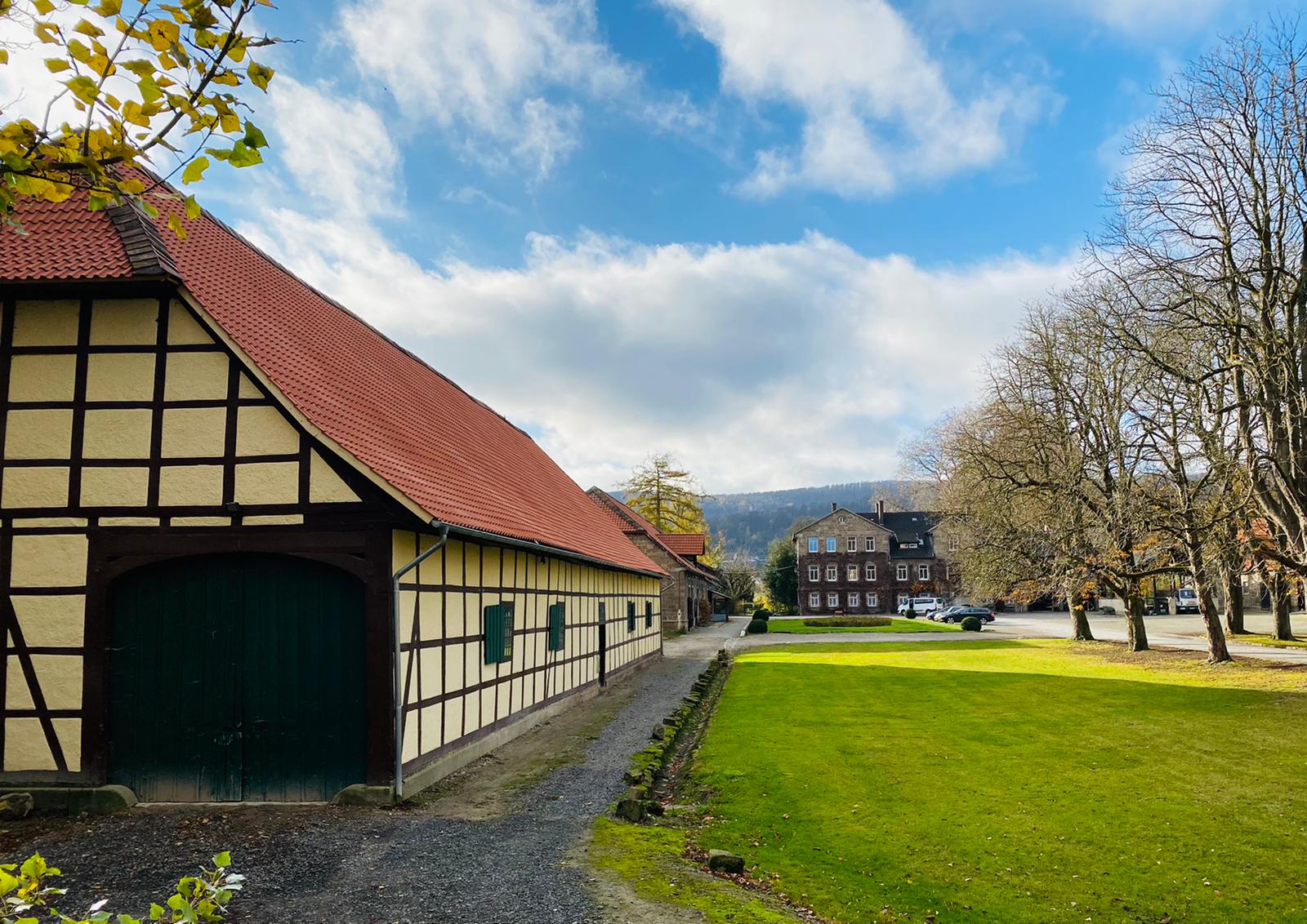 Blick vom Reitstall auf Herrenhaus und Ith; Fotograf: Moritz Ehle