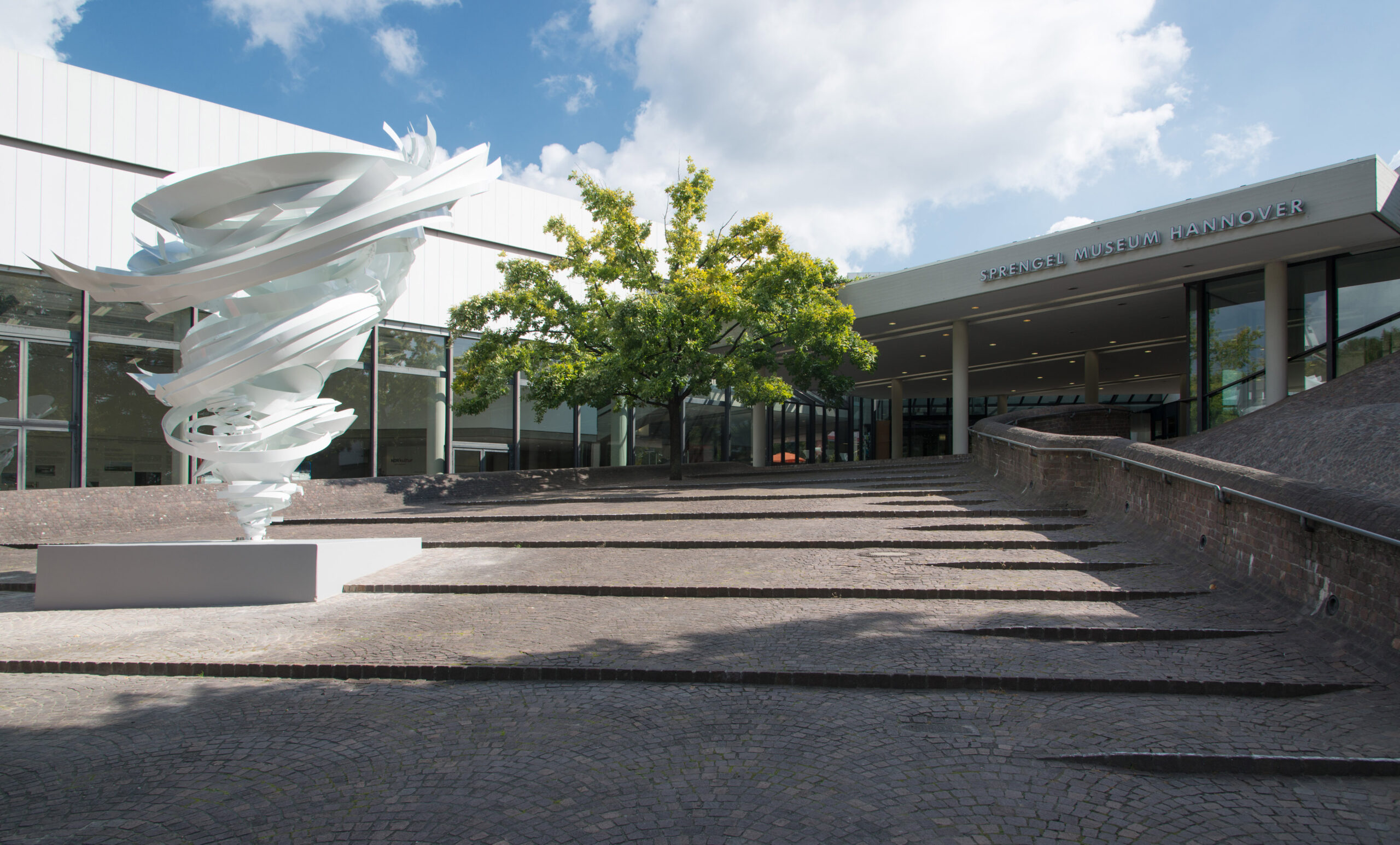 Aussenansicht Sprengel Museum Hannover Mit Alice Aycock Foto Herling