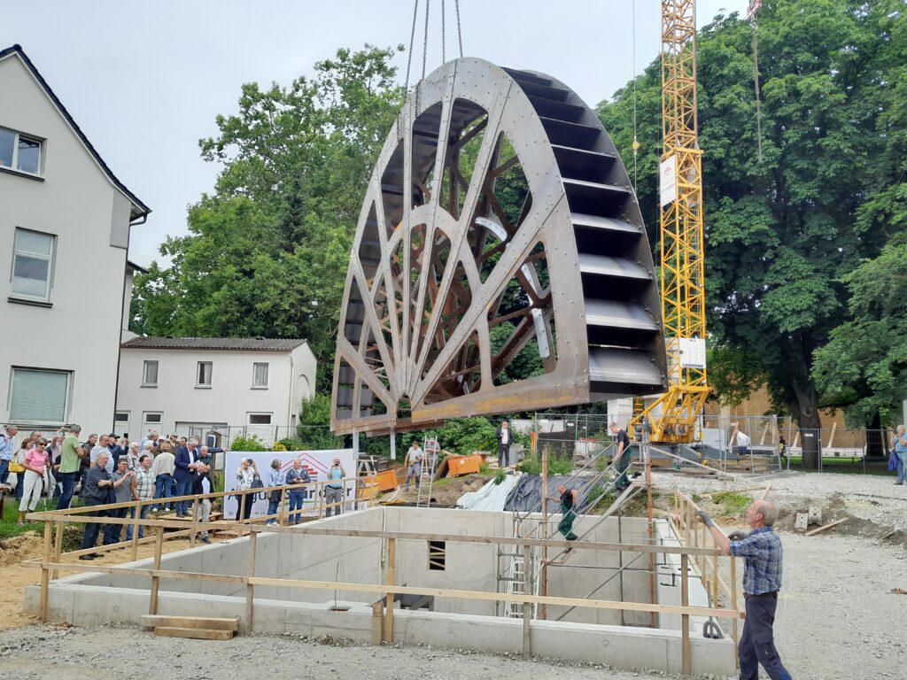 Einsetzen des rekonstruierten Wasserrades am 21. Juni 2024 (Foto: A. Butt)