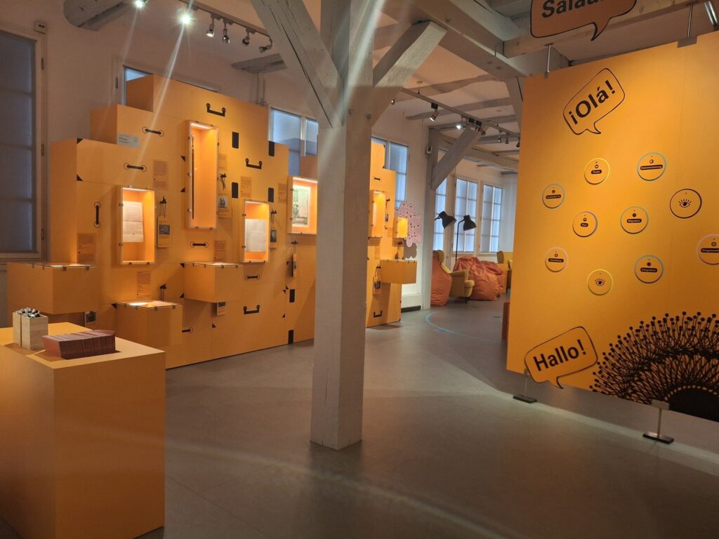 Blick in die Sonderausstellung Geschichte(n) Des Ankommens, Foto: Museum Nienburg