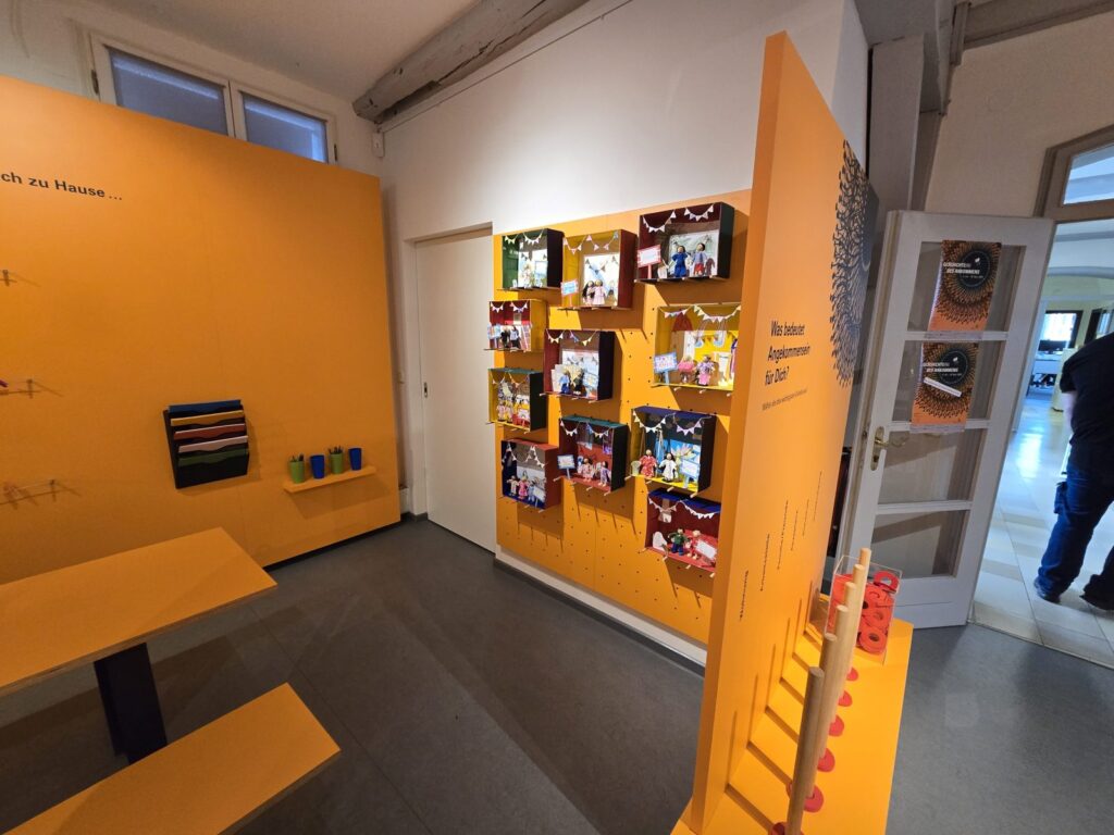 Blick in die Sonderausstellung Geschichte(n) Des Ankommens, Foto: Museum Nienburg