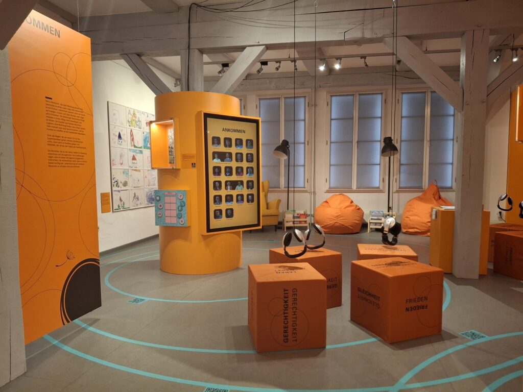 Blick in die Sonderausstellung Geschichte(n) Des Ankommens, Foto: Museum Nienburg
