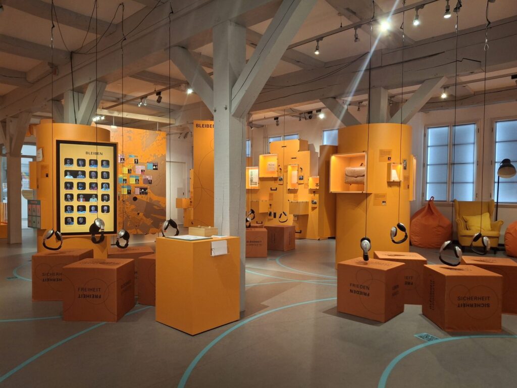 Blick in die Sonderausstellung Geschichte(n) Des Ankommens, Foto: Museum Nienburg