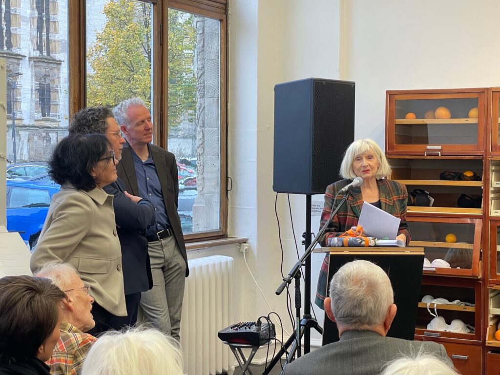 Christiane Möbus bei der Eröffnung ihrer Ausstellung im Kunstverein Wolfenbüttel am 26. Oktober 2025, Foto: Ulrike Schneider