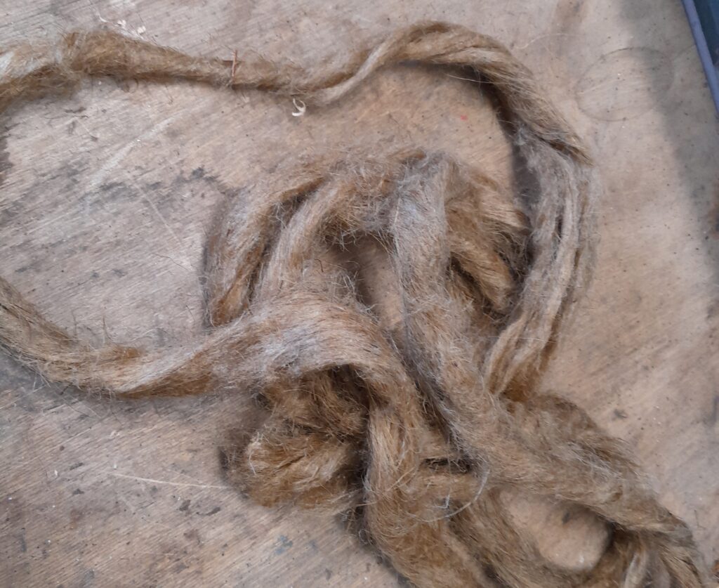 Leinölgetränkter Hanf („Werg“) für die Fugen zwischen den Planken, Foto: A. Butt