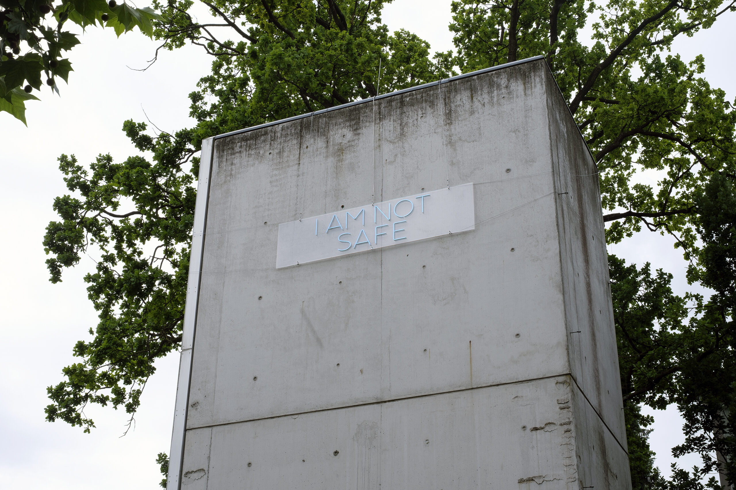 Neonschrift I AM NOT SAFE an der Außenfassade