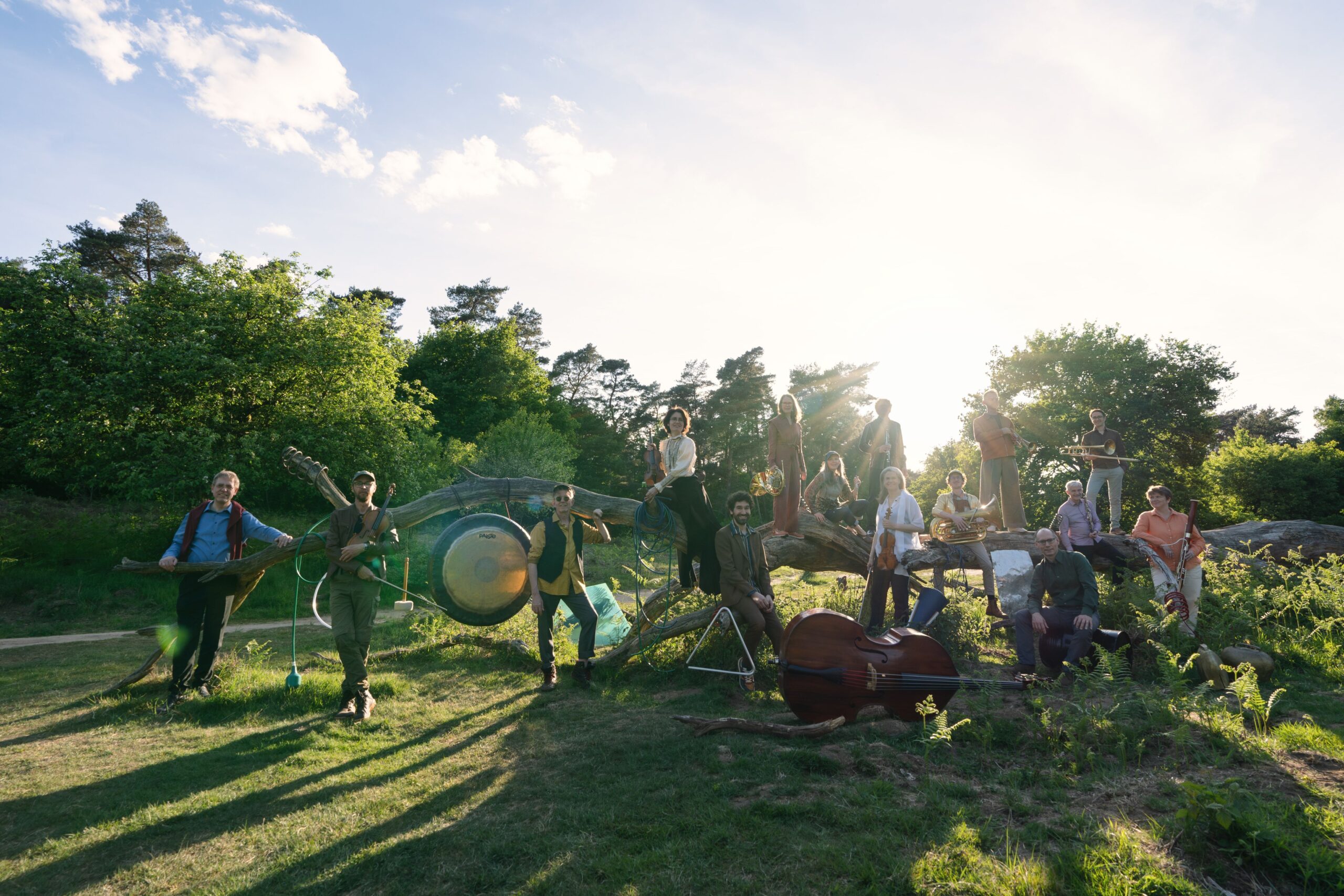 Das Ensemble Musikfabrik draußen in der Sonne fotografiert