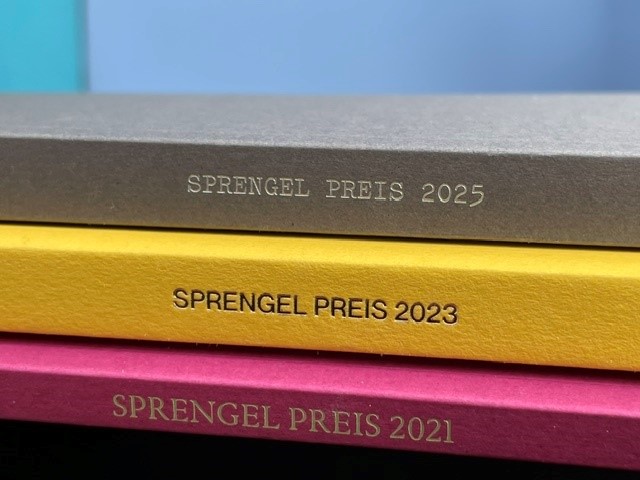 Ein Foto der Sprengel Preis Kataloge 2021, 23, 25
