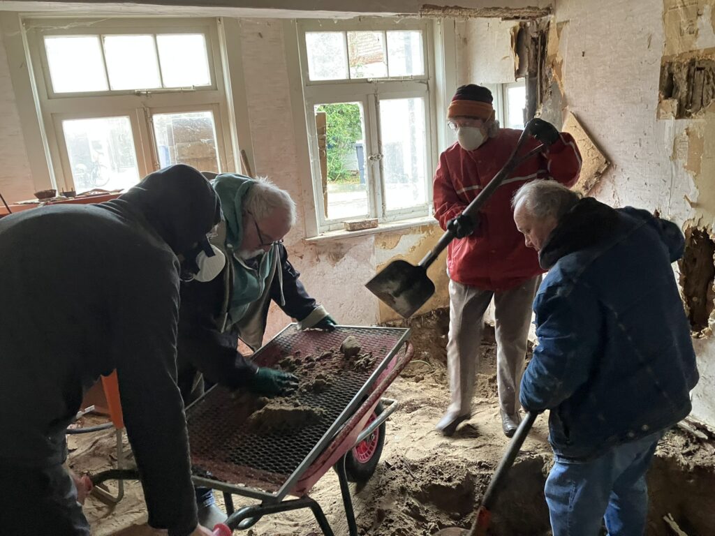 Mitarbeiter und Ehrenamtliche des Museums im Marstall bereiten das Haus für die Restaurierungsarbeiten vor - dabei wird auch der Bodenaushub im und am Haus gründlich untersucht, Foto: Museum im Marstall