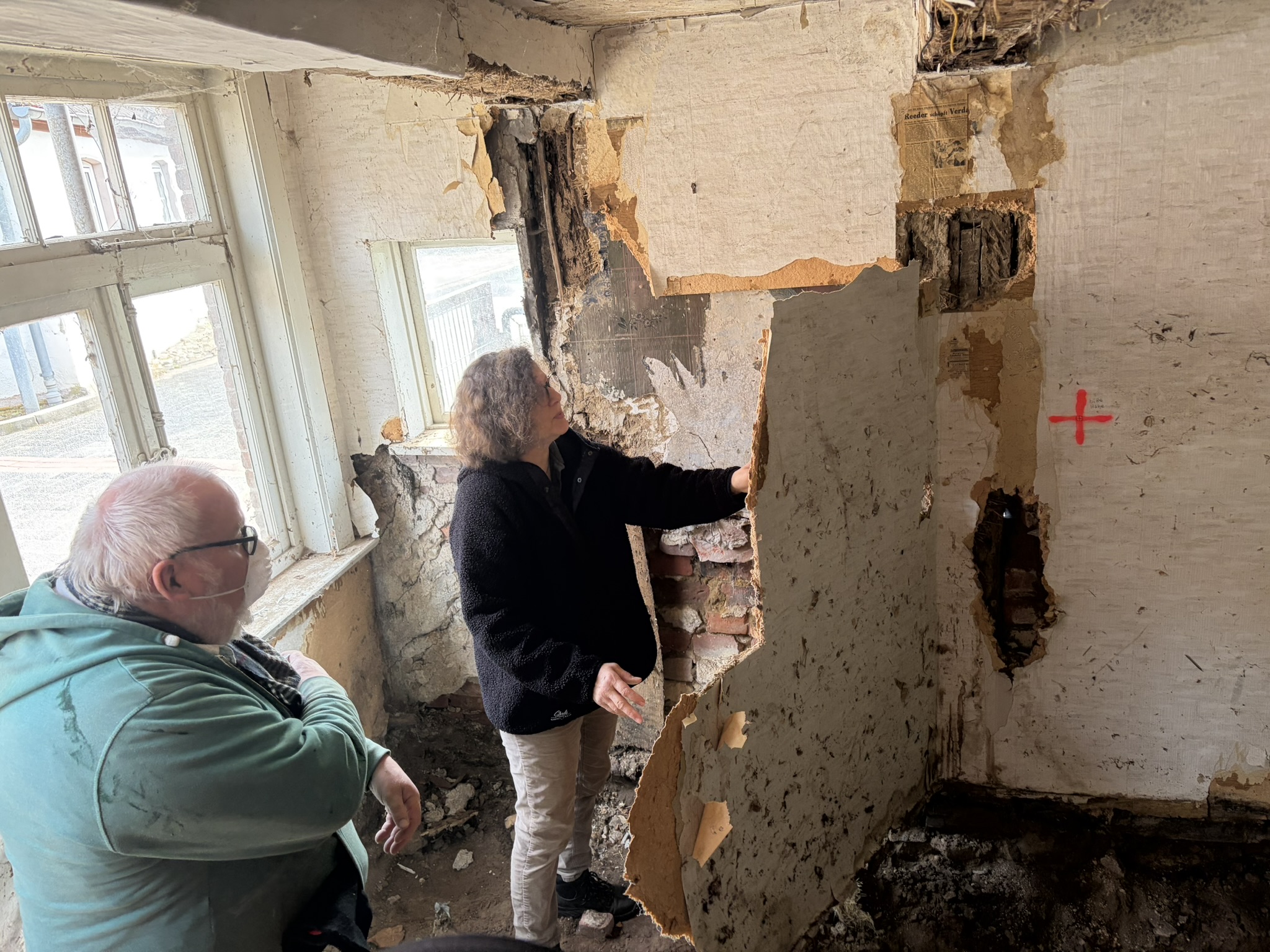 Restauratorin Stefanie Nagel untersucht die Wandstrukturen und Tapeten, Foto: Museum im Marstall