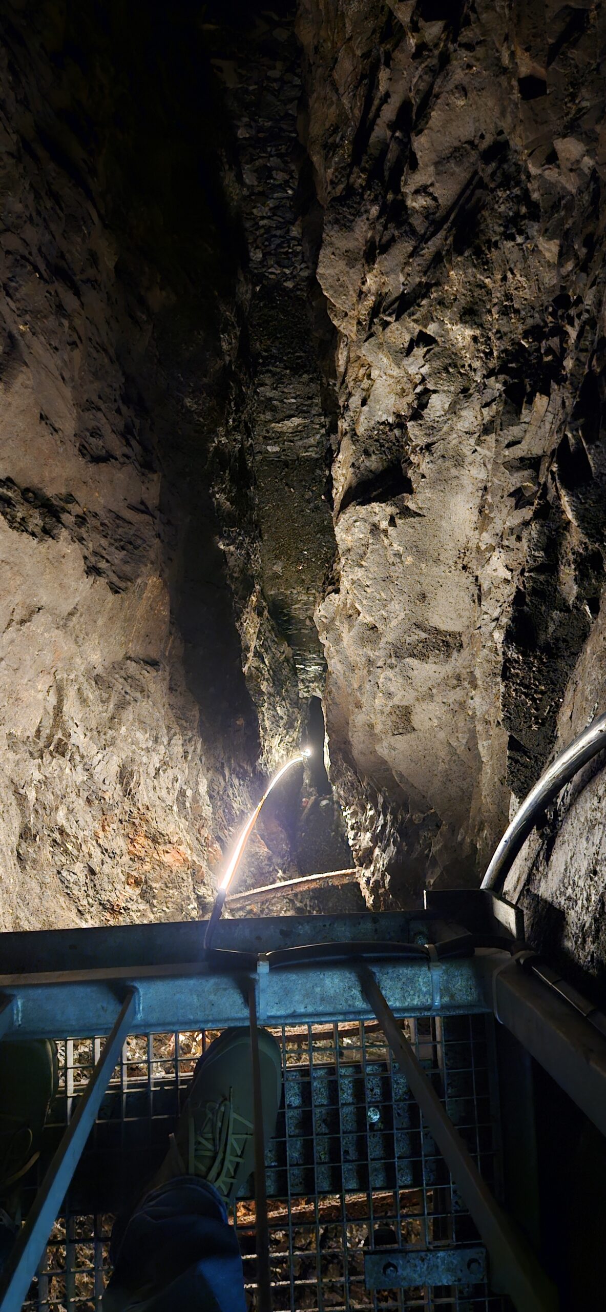 Blick in die Tiefe der Silbererzspalte, Foto: Christian Barsch