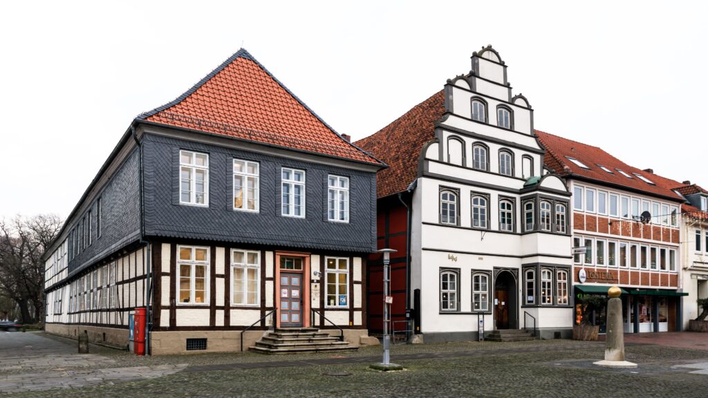 Die beiden ältesten Häuser Gifhorns: Langer Jammer (links, um 1540) und Kavalierhaus; Foto: Bernhard Schürmann