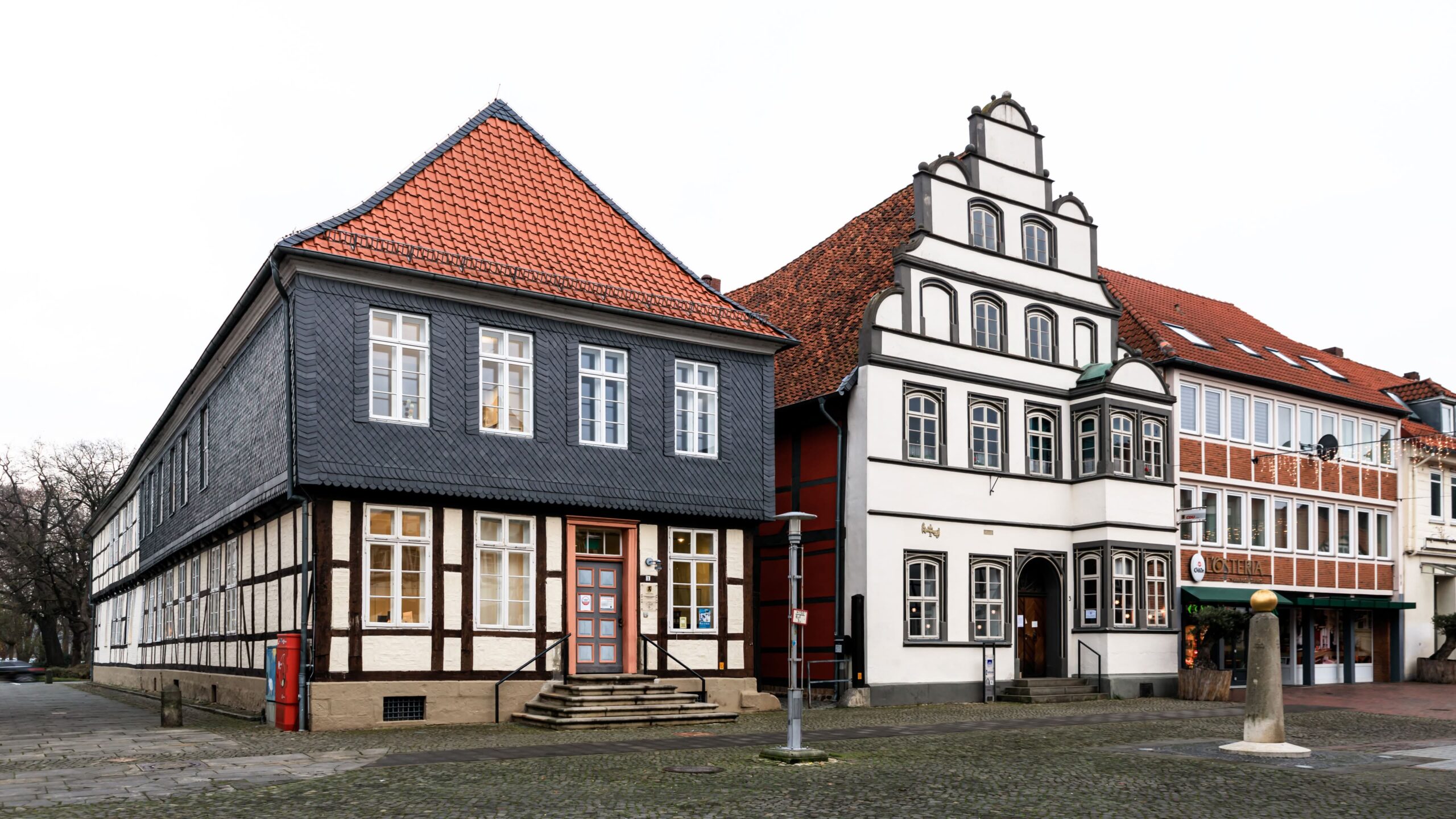Die beiden ältesten Häuser Gifhorns: Langer Jammer (links, um 1540) und Kavalierhaus; Foto: Bernhard Schürmann