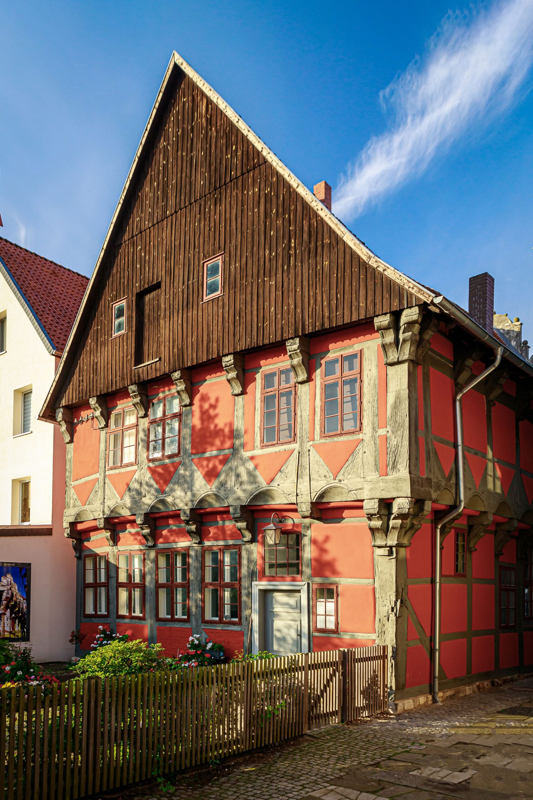 Blick vom nördlich vorbeiführenden Weg (Kavalierstweete) auf das Kavalierhaus, Foto: Bernhard Schürmann
