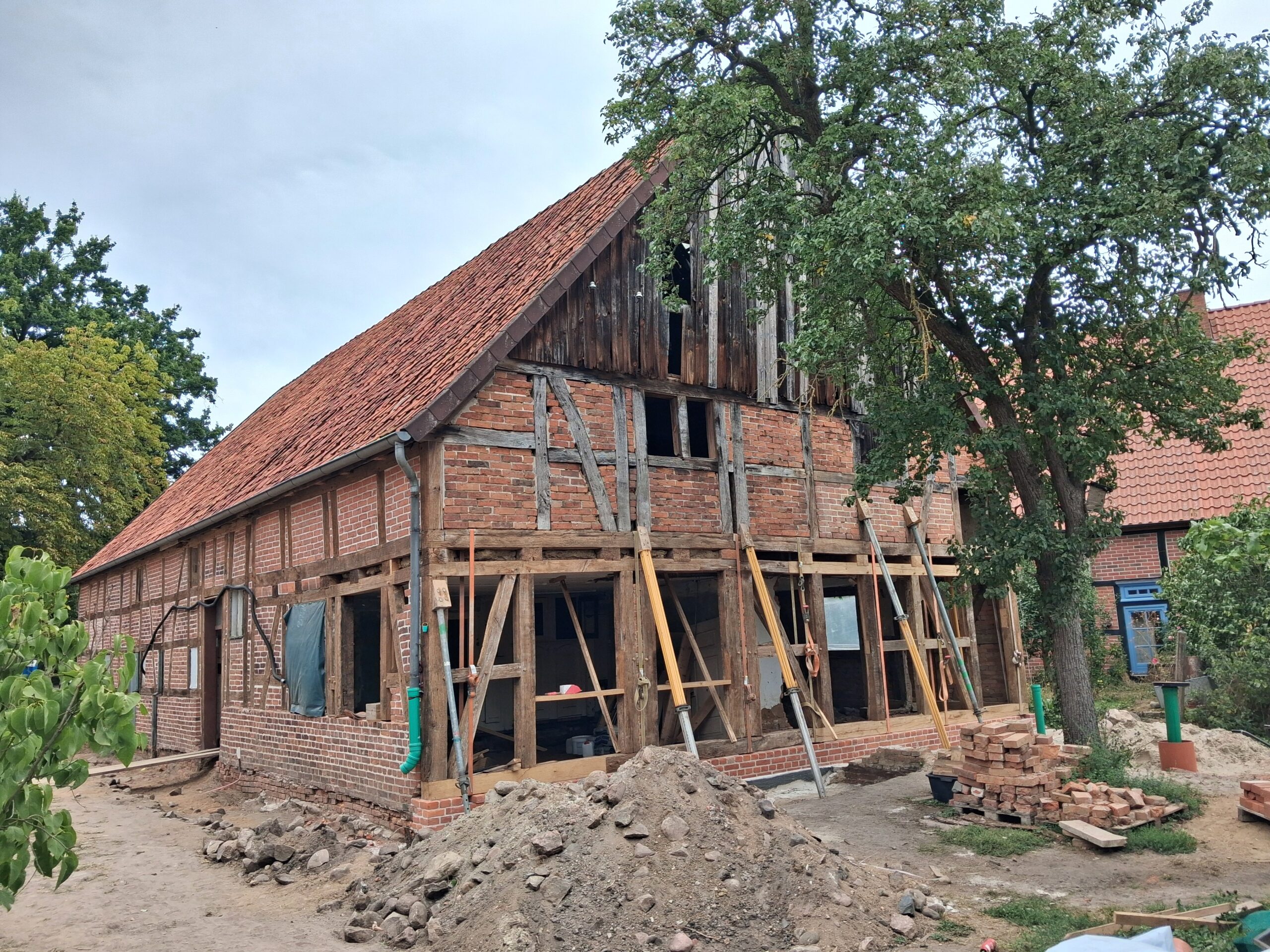 Aktuell wird die Südfassade zum Garten restauriert, Foto: Arne Butt
