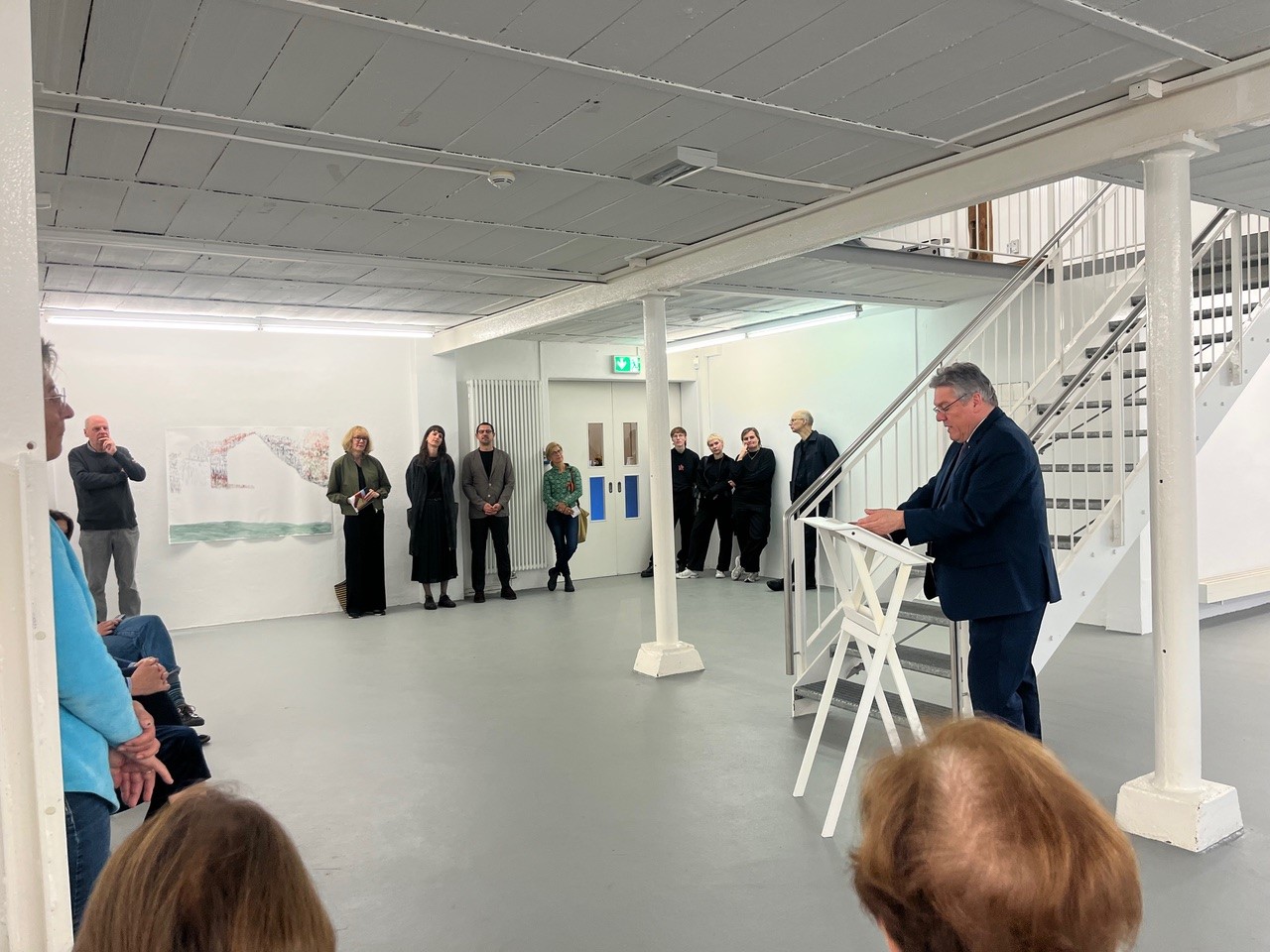 Prof. Dr. Joachim Schachtner bei der Eröffnung der Ausstellung auf dem Springhornhof © springhornhof