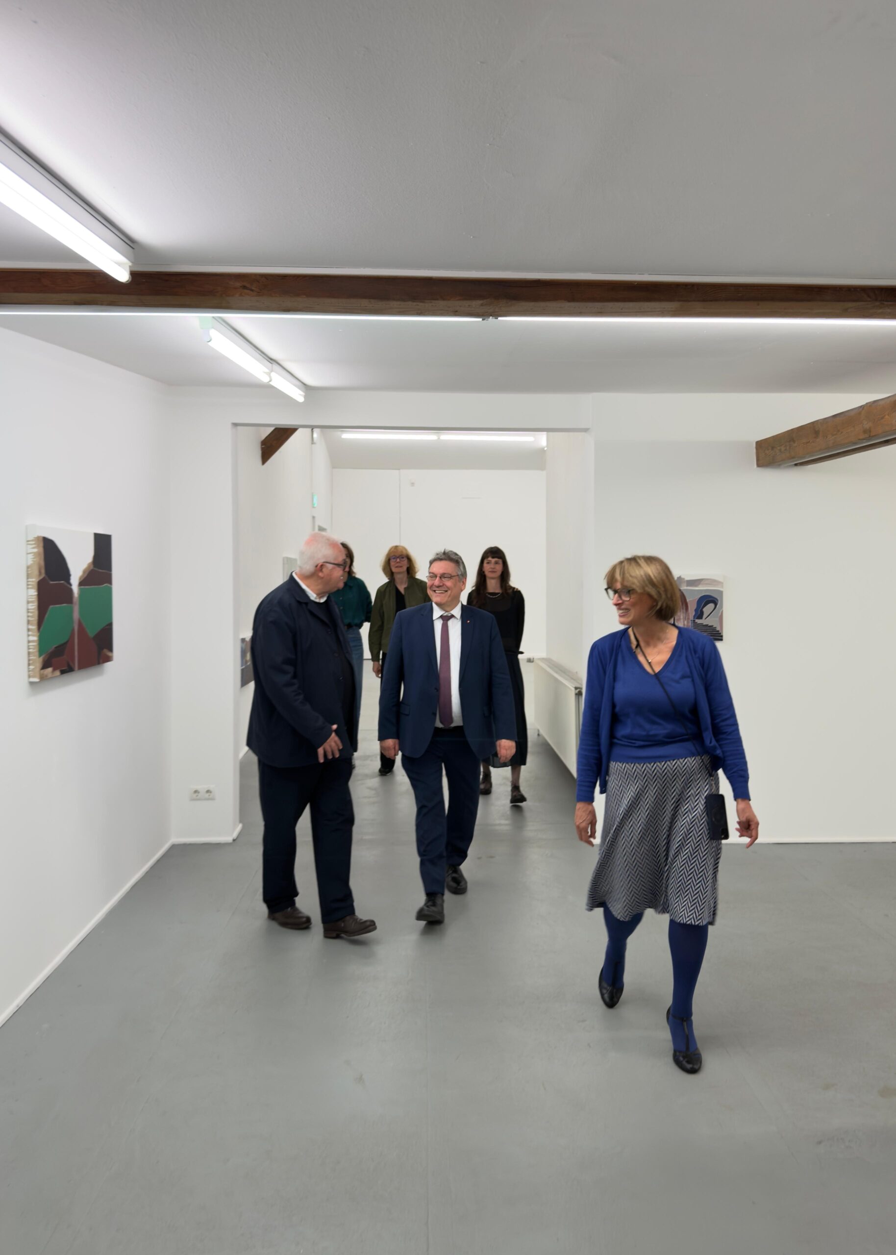 Prof. Dr. Joachim Schachtner, Bettina v. Dziembowski und Prof. Dr. Martin Warnke in der Ausstellung © springhornhof