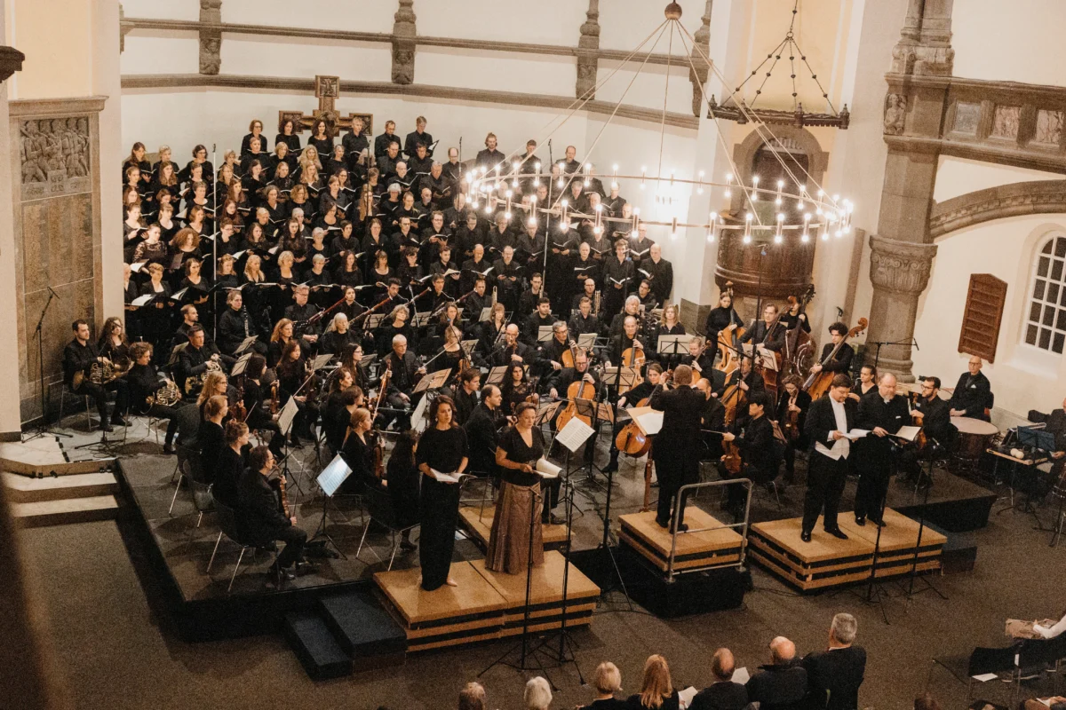 Von der Aufführung des Verdi-Requiems in der Markuskirche Hannover (2022) credits: Irving Villegas. Das Junge Vokalensemble Hannover Orchester führt in der Markuskirche Hannover ein Konzert auf (2022).