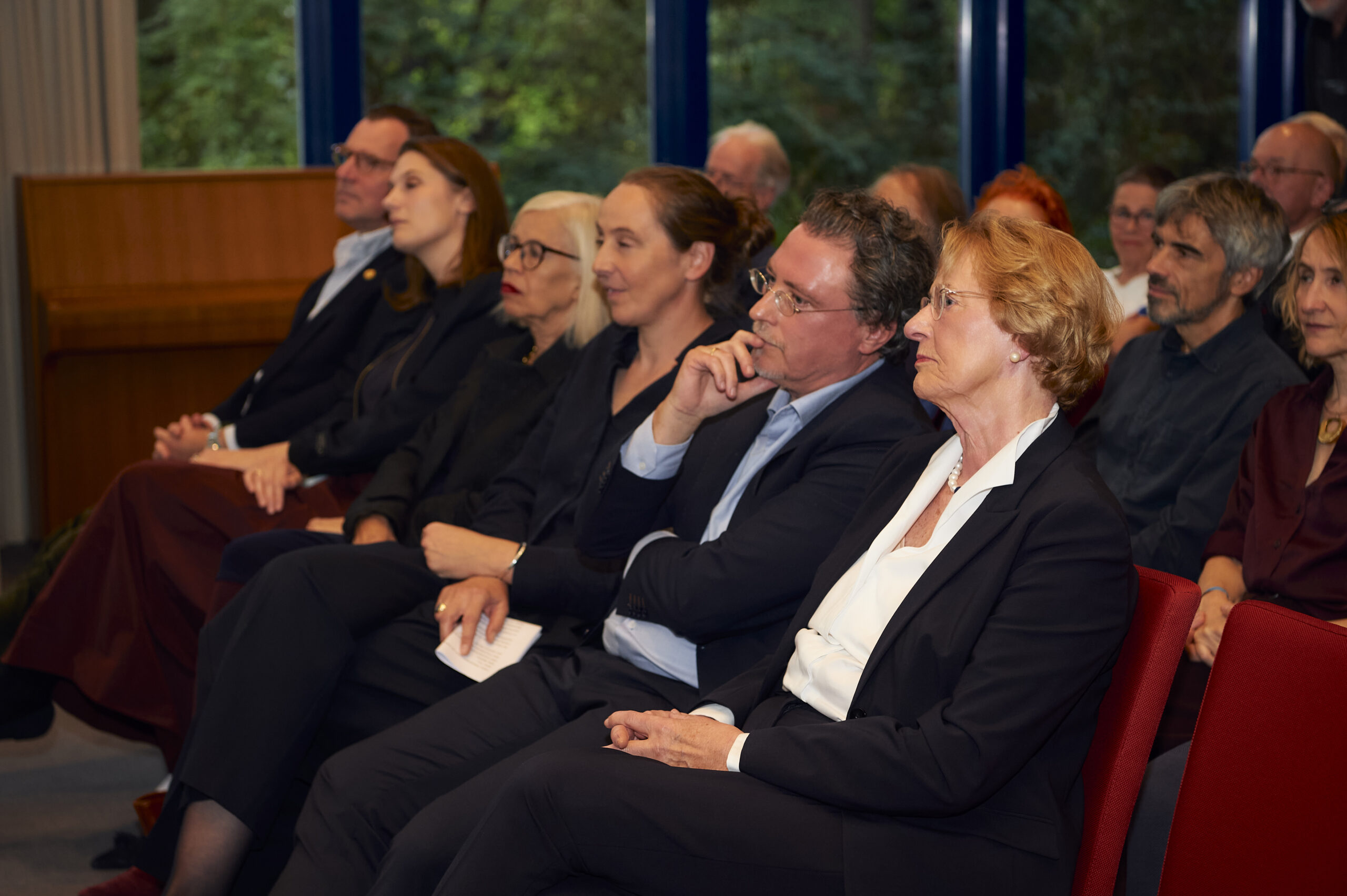 Dr. Johannes Janssen und Frau Eske Nannen im Publikum bei der Ausstellungseröffnung REBELLINNEN in der Kunsthalle Emden © Sigrun Stangmann